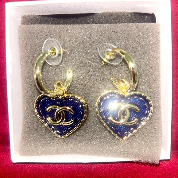 CHANEL Jewelry - ❤️❤️host pick❤️❤️Chanel authentic 24p enamel heart earrings